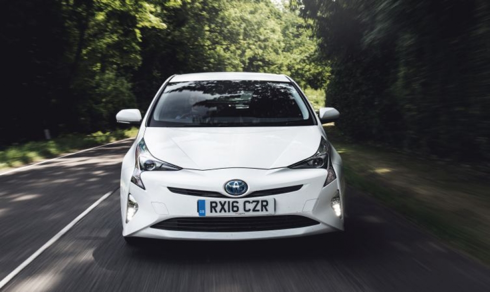 Czy Toyota Prius może pokonać Porsche 911 na Nurburgring? 