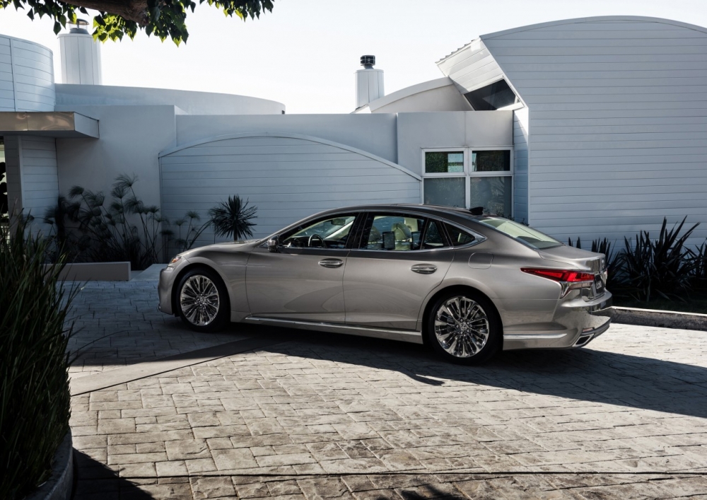 Lexus LS 500 z przełomowymi funkcjami bezpieczeństwa