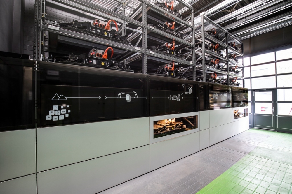 Audi uruchamia na berlińskim kampusie EUREF jednostkę magazynującą energię zbudowaną ze starych akumulatorów 
