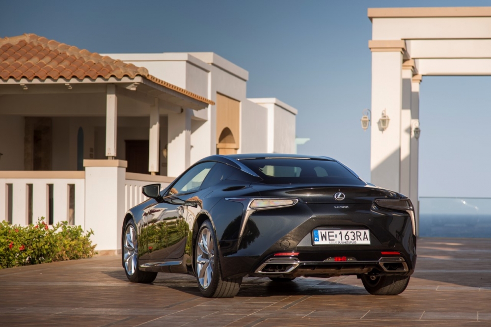 Flagowe Lexusy nominowane do WCOTY