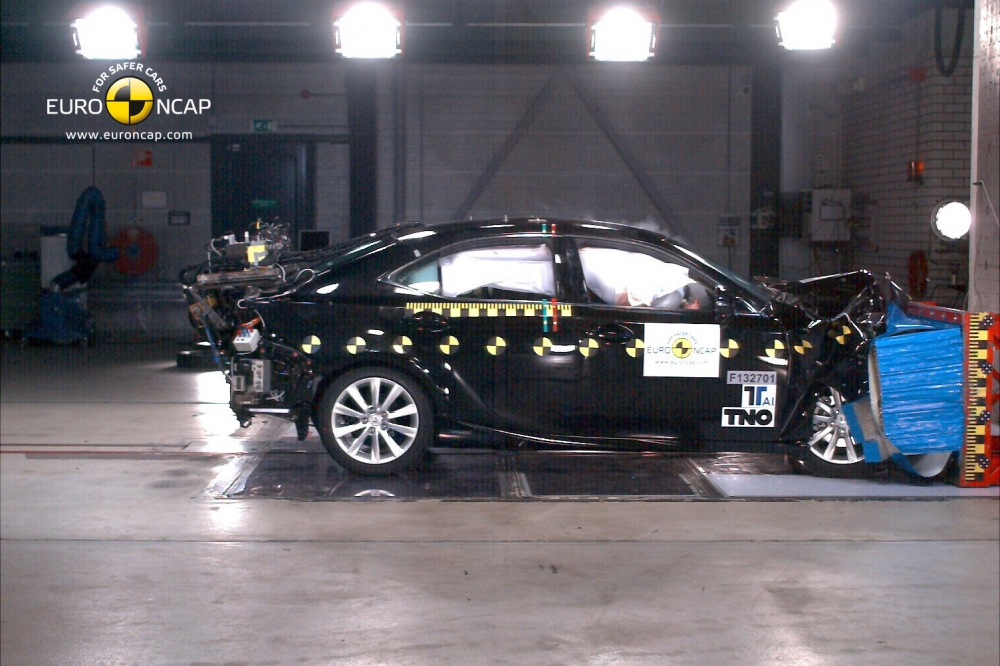 Lexus IS 300h - najbezpieczniejszy w klasie